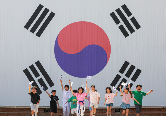 직접 만든 태극기 들고 뛰는 어린이들