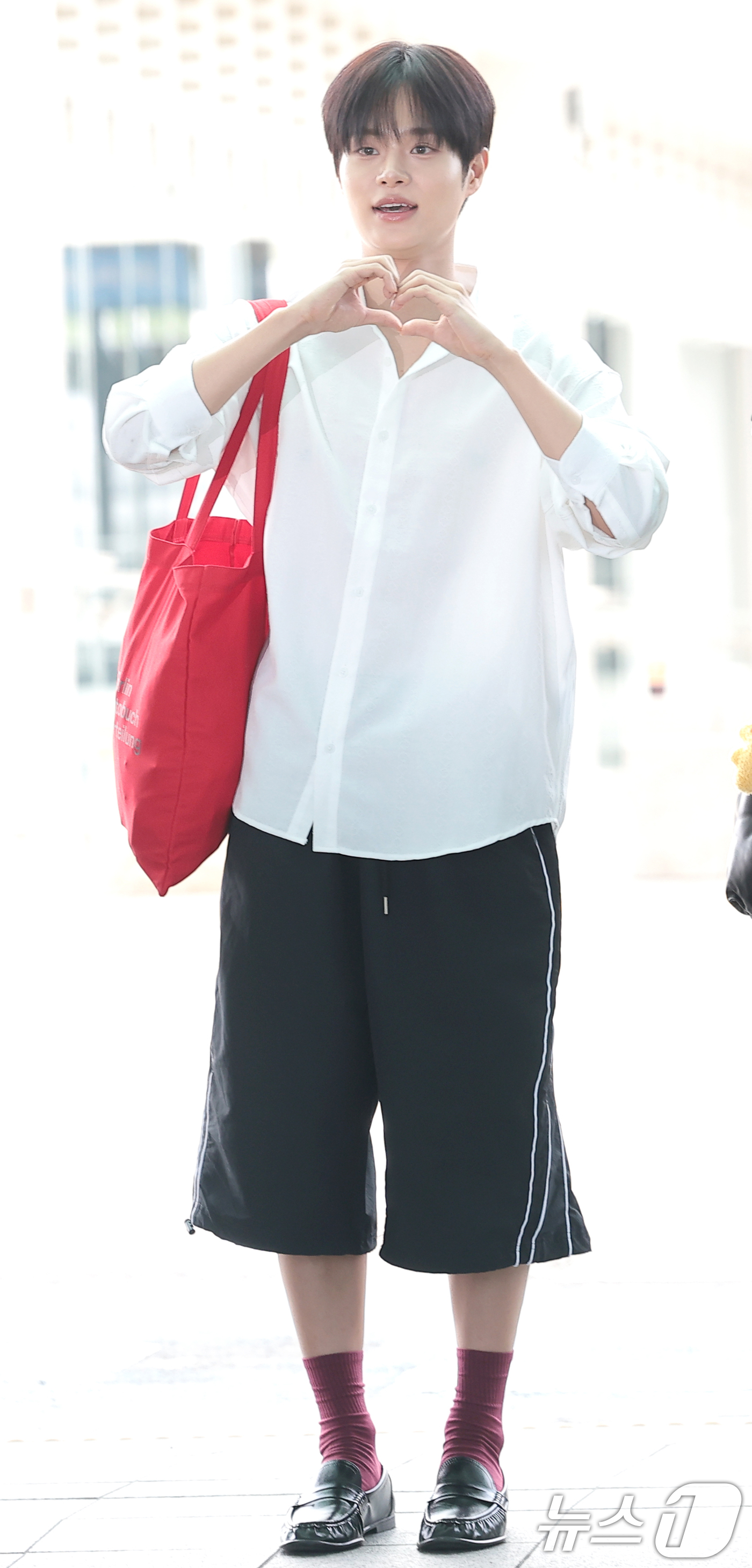 (인천공항=뉴스1) 권현진 기자 = 워너원 이대휘가 해외 일정을 위해 14일 인천국제공항 2터미널을 통해 미국으로 출국하기 전 인사를 하고 있다. 2026.8.14/뉴스1