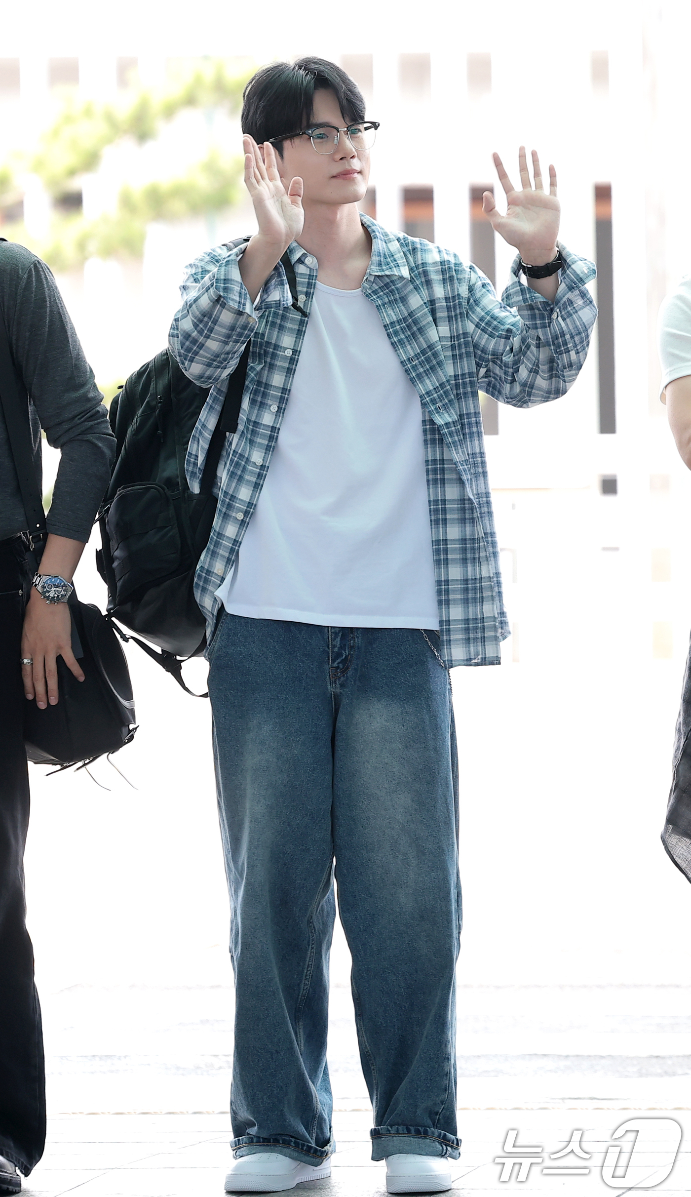(인천공항=뉴스1) 권현진 기자 = 워너원 옹성우가 해외 일정을 위해 14일 인천국제공항 2터미널을 통해 미국으로 출국하기 전 인사를 하고 있다. 2026.8.14/뉴스1