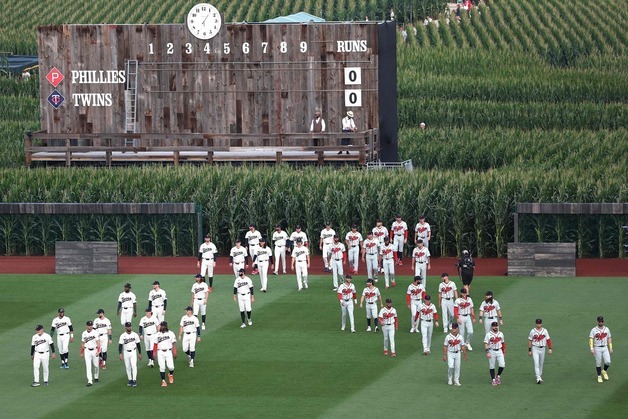 MLB 필라델피아, '꿈의 구장' 경기서 미네소타 제압…슈와버 멀티포