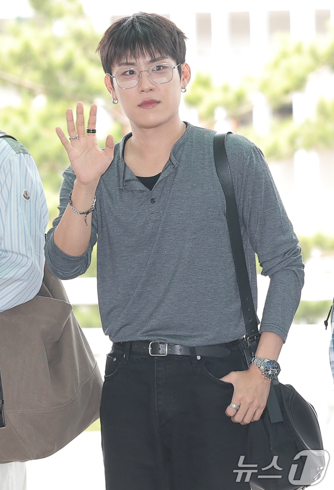 (인천공항=뉴스1) 권현진 기자 = 워너원 박우진이 해외 일정을 위해 14일 인천국제공항 2터미널을 통해 미국으로 출국하기 전 인사를 하고 있다. 2026.8.14/뉴스1