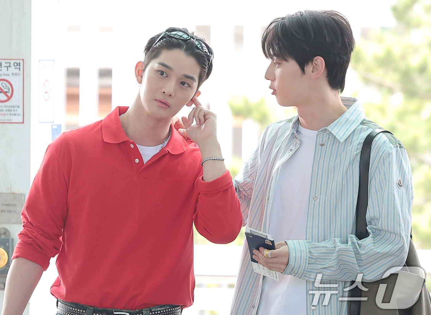 (인천공항=뉴스1) 권현진 기자 = 워너원 배진영과 황민현(오른쪽)이 해외 일정을 위해 14일 인천국제공항 2터미널을 통해 미국으로 출국하기 전 인사를 하고 있다. 2026.8.1 …