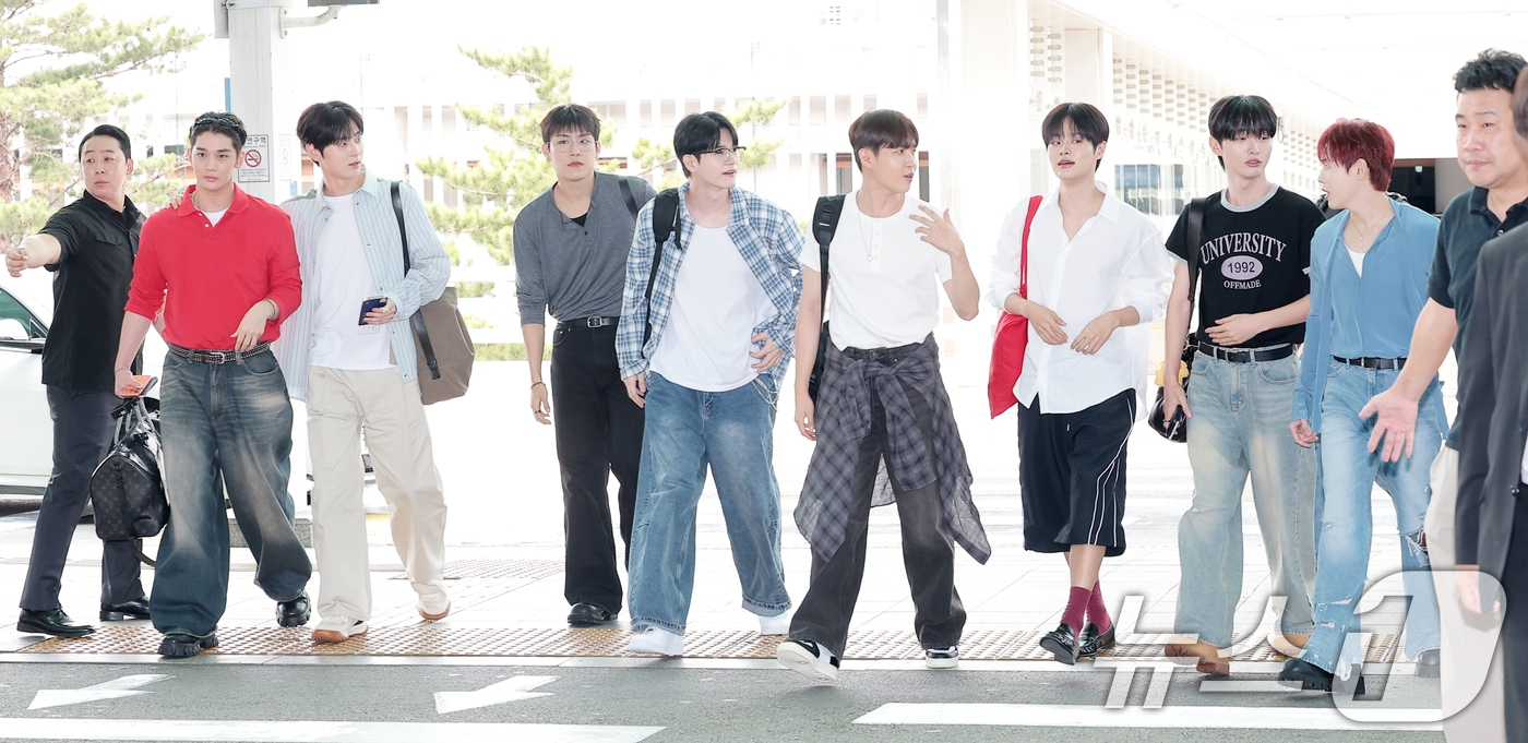 (인천공항=뉴스1) 권현진 기자 = 워너원 배진영(왼쪽부터)과 황민현, 박우진, 옹성우, 김재환, 이대휘, 윤지성, 하성운이 해외 일정을 위해 14일 인천국제공항 2터미널을 통해 …