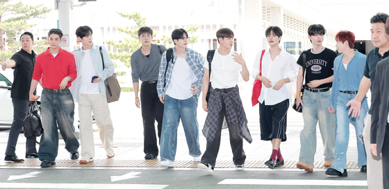워너원, 출국