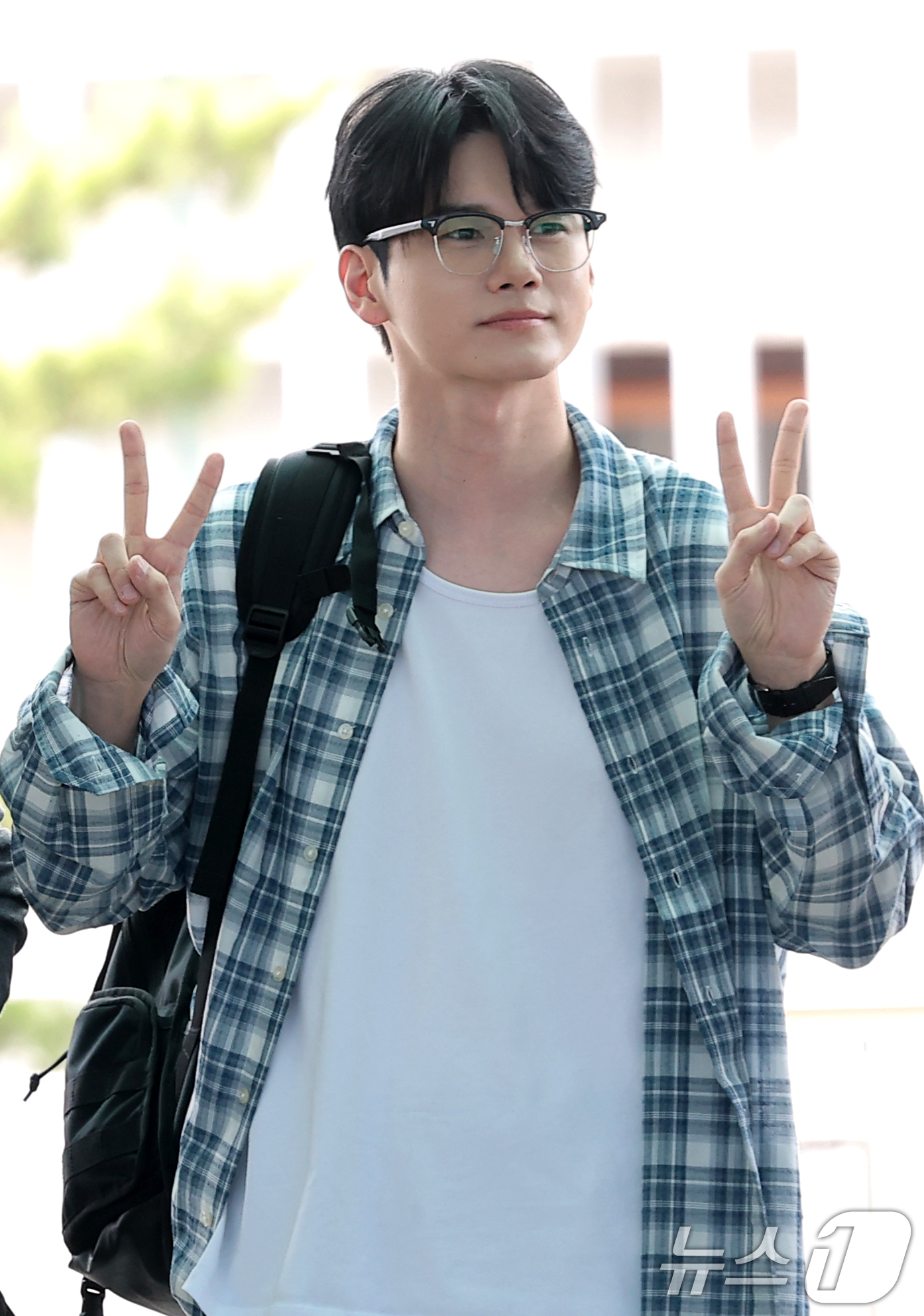 (인천공항=뉴스1) 권현진 기자 = 워너원 옹성우가 해외 일정을 위해 14일 인천국제공항 2터미널을 통해 미국으로 출국하고 있다. 2026.8.14/뉴스1