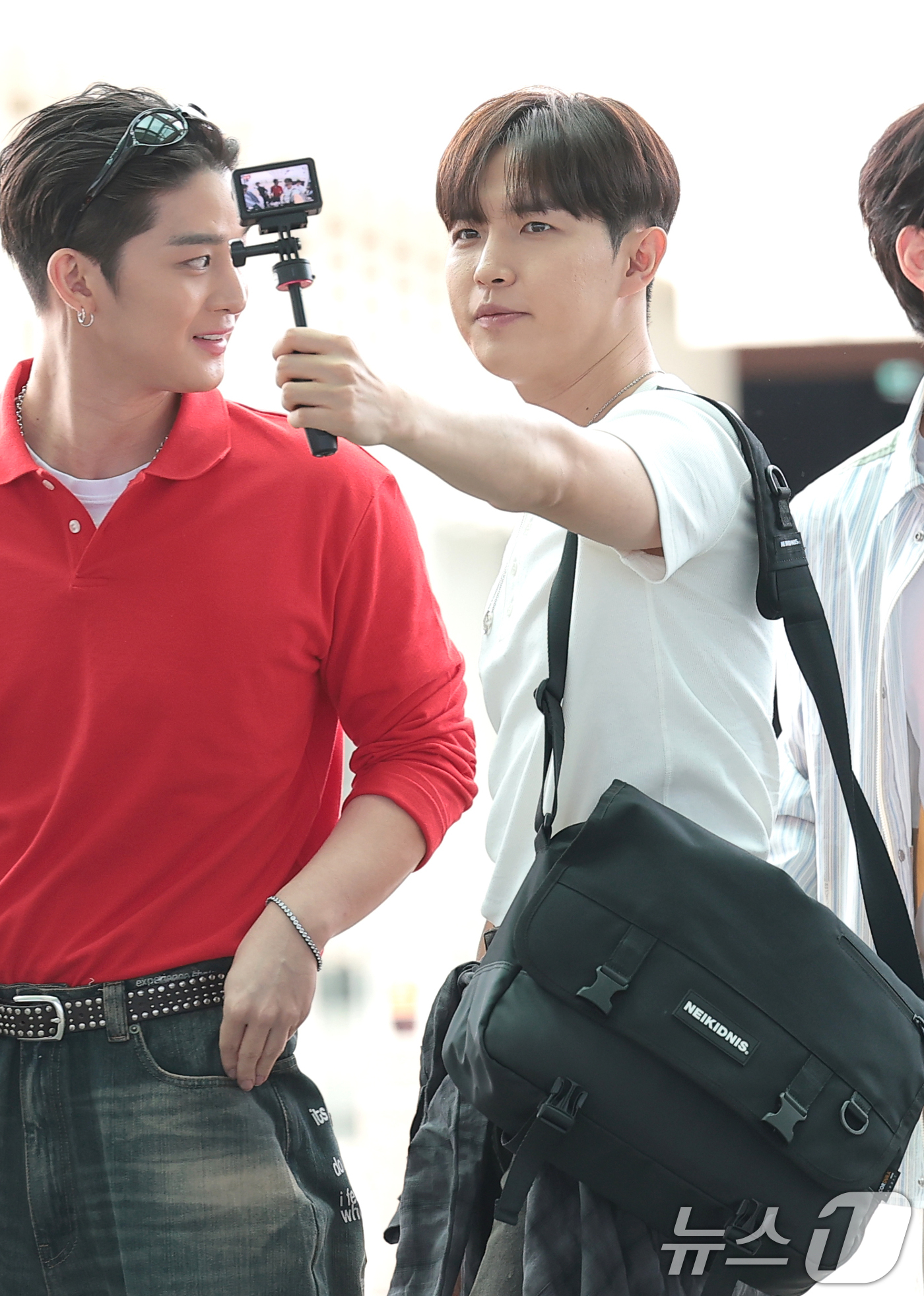 (인천공항=뉴스1) 권현진 기자 = 워너원 김재환(오른쪽)이 해외 일정을 위해 14일 인천국제공항 2터미널을 통해 미국으로 출국하며 직캠을 찍고 있다. 2026.8.14/뉴스1