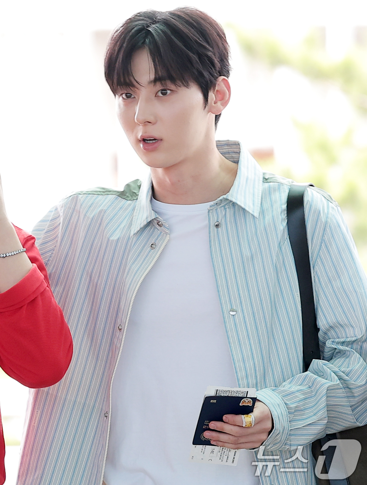 (인천공항=뉴스1) 권현진 기자 = 워너원 황민현이 해외 일정을 위해 14일 인천국제공항 2터미널을 통해 미국으로 출국하고 있다. 2026.8.14/뉴스1
