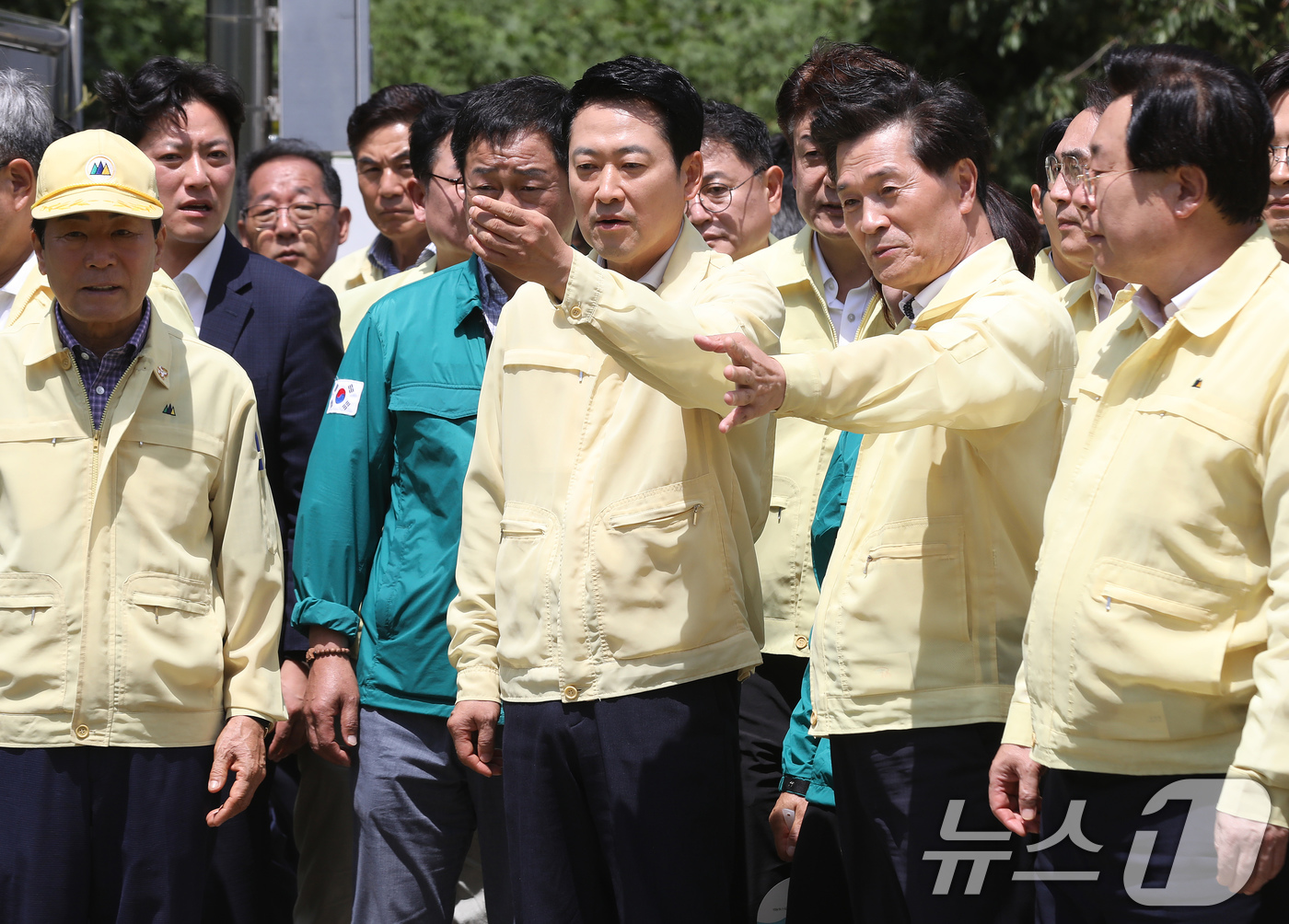 (밀양=뉴스1) 윤일지 기자 = 장동혁 국민의힘 대표가 14일 경남 밀양시 무안면 웅동리 웅동저수지를 찾아 가뭄 현장을 점검하고 있다.  2026.8.14/뉴스1