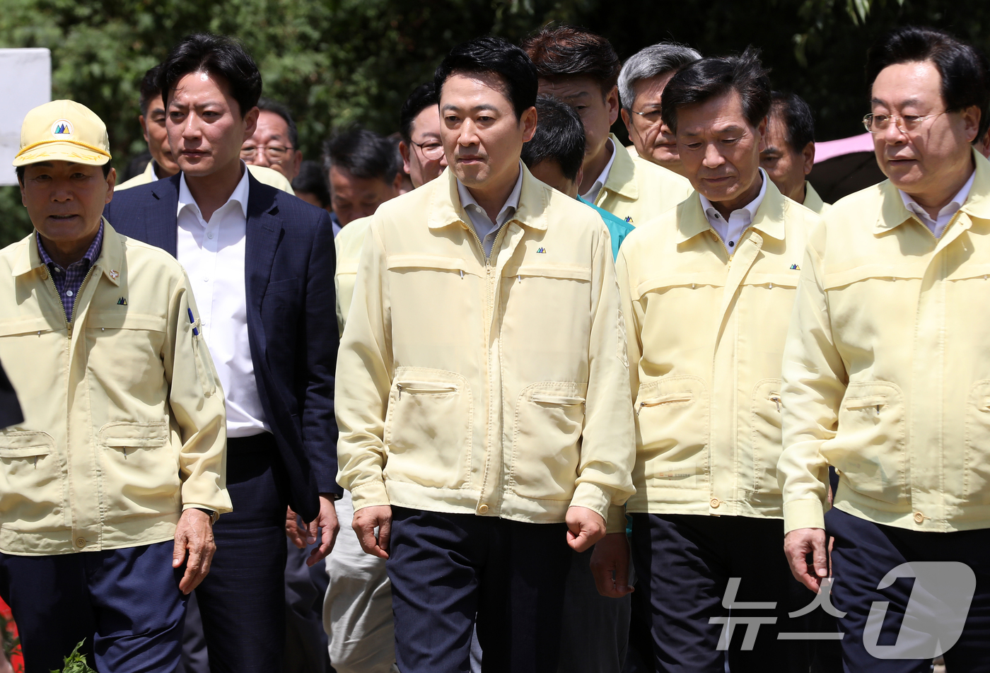 (밀양=뉴스1) 윤일지 기자 = 장동혁 국민의힘 대표가 14일 경남 밀양시 무안면 웅동리 웅동저수지를 찾아 가뭄 현장을 점검하고 있다.  2026.8.14/뉴스1