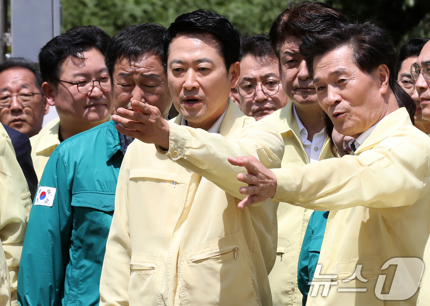 (밀양=뉴스1) 윤일지 기자 = 장동혁 국민의힘 대표가 14일 경남 밀양시 무안면 웅동리 웅동저수지를 찾아 가뭄 현장을 점검하고 있다.  2026.8.14/뉴스1