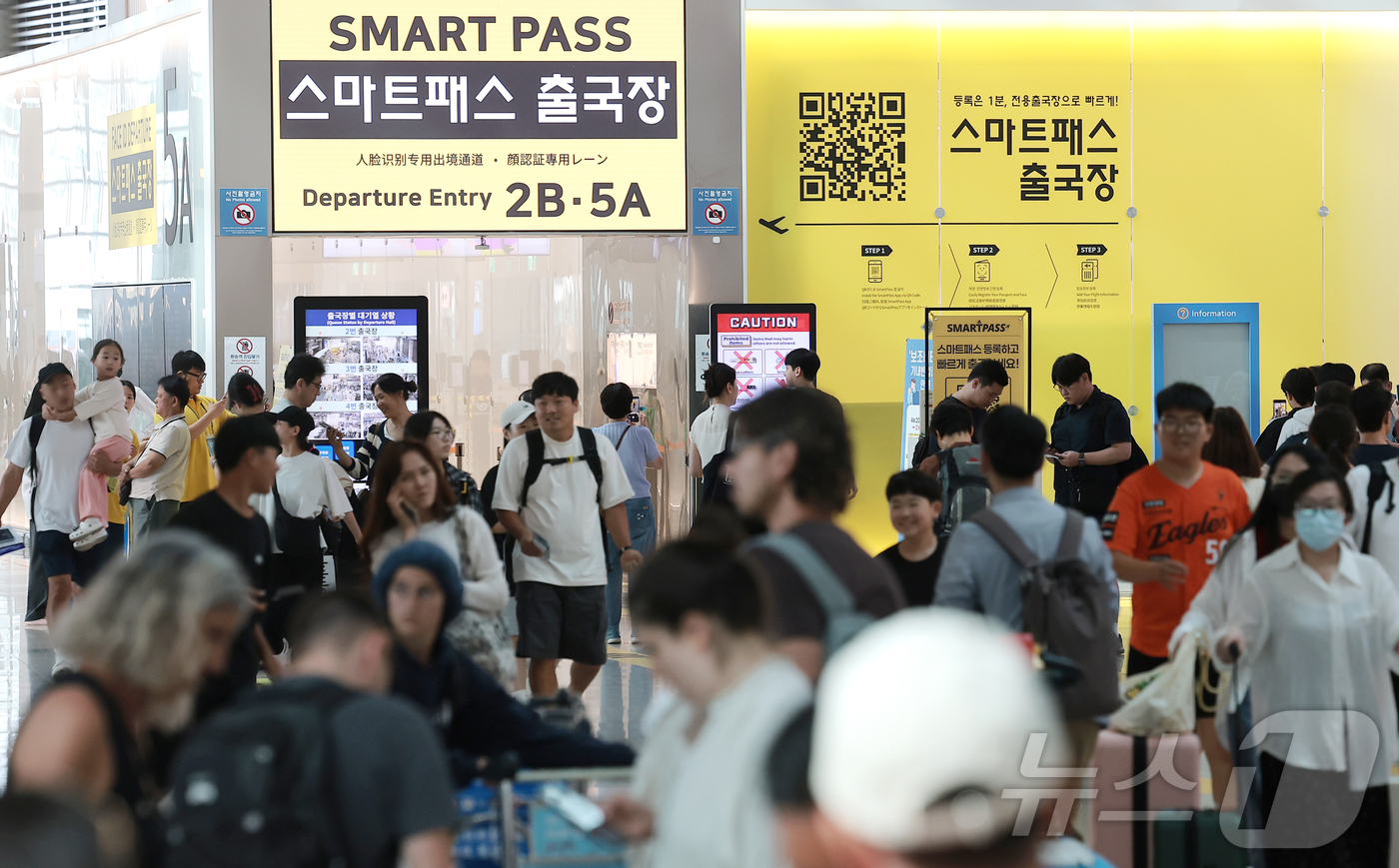 (인천공항=뉴스1) 권현진 기자 = 인천국제공항이 올해 상반기 국제선 여객 수 기준 세계 1위에 올랐다. 2001년 개항 이후 처음으로 런던 히스로공항과 싱가포르 창이공항을 제쳤다 …