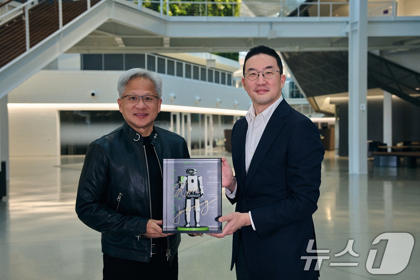 본문 이미지 - 구광모 LG 대표와 젠슨 황 엔비디아 최고경영자가 13일(현지시간) 미국 캘리포니아주 산타클라라에 위치한 엔비디아 본사에서 전략적 사업 협력을 위한 업무협약을 체결한 후 미니어처 휴머노이드 로봇을 들고 기념 촬영을 하고 있다. (LG 제공. 재판매 및 DB금지) 2026.8.14 ⓒ 뉴스1
