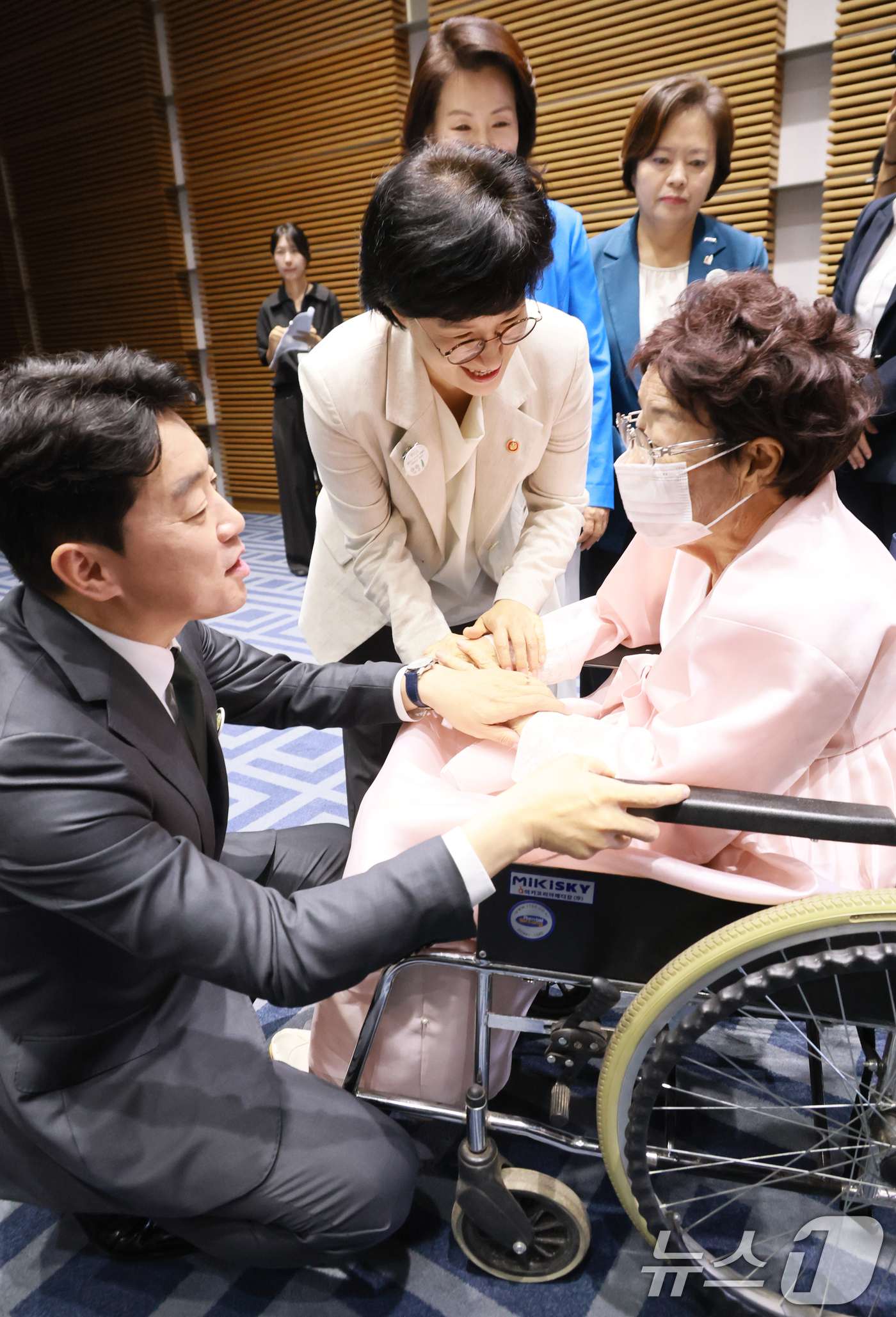 (서울=뉴스1) = 원민경 성평등가족부 장관(가운데)이 14일 오전 서울 용산구 백범김구기념관에서 열린 일본군'위안부' 피해자 기림의 날 기념식에서 이용수 할머니와 대화를 나누고 …