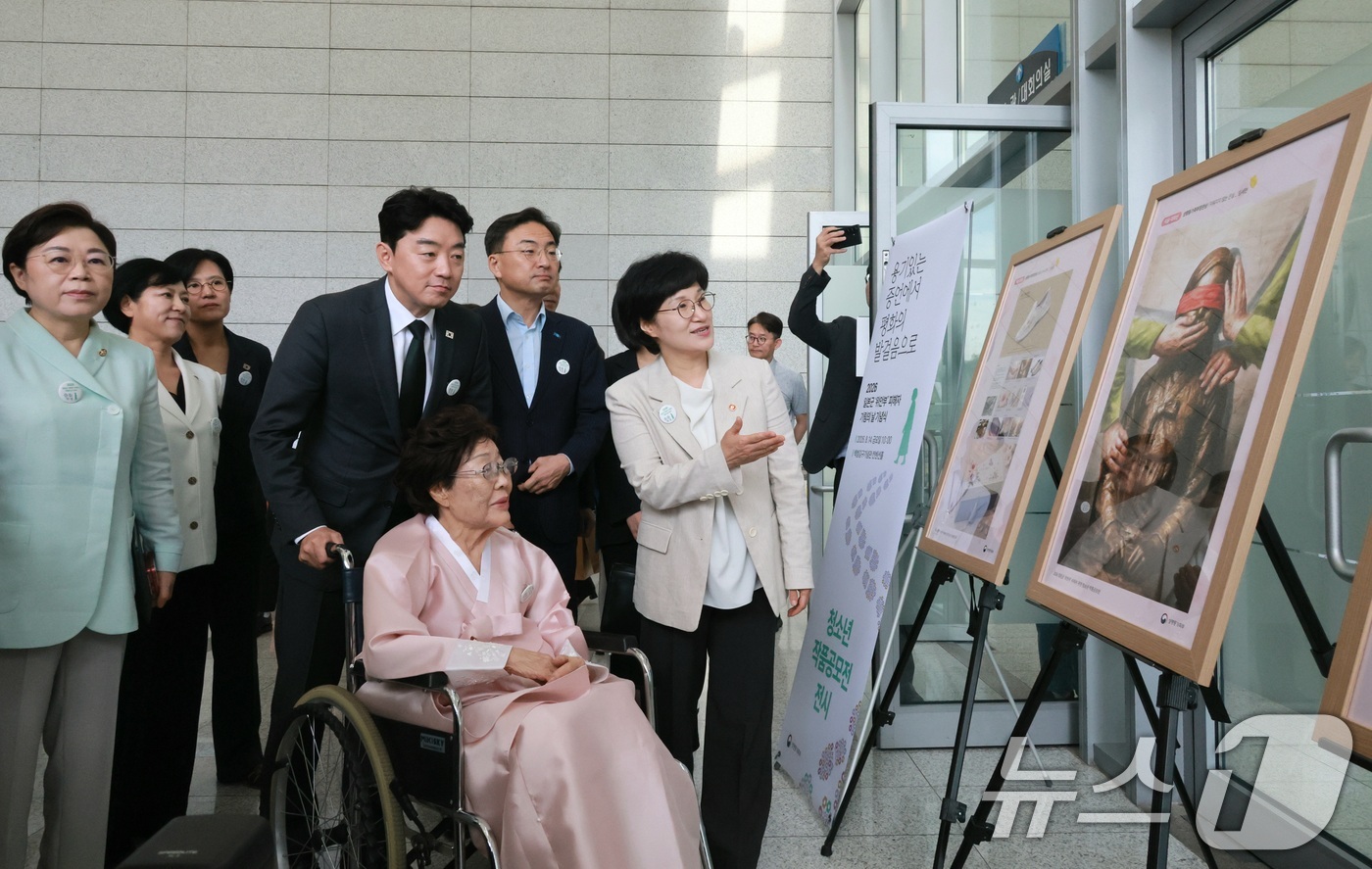 (서울=뉴스1) = 원민경 성평등가족부 장관이 14일 오전 서울 용산구 백범김구기념관에서 열린 일본군'위안부' 피해자 기림의 날 기념식에서 이용수 할머니, 강훈식 대통령 비서실장과 …