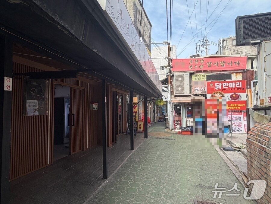 본문 이미지 - 말복인 14일 서울 종로구 신진시장 닭한마리 거리의 모습. 2026.8.14 ⓒ 뉴스1 한수민 수습기자