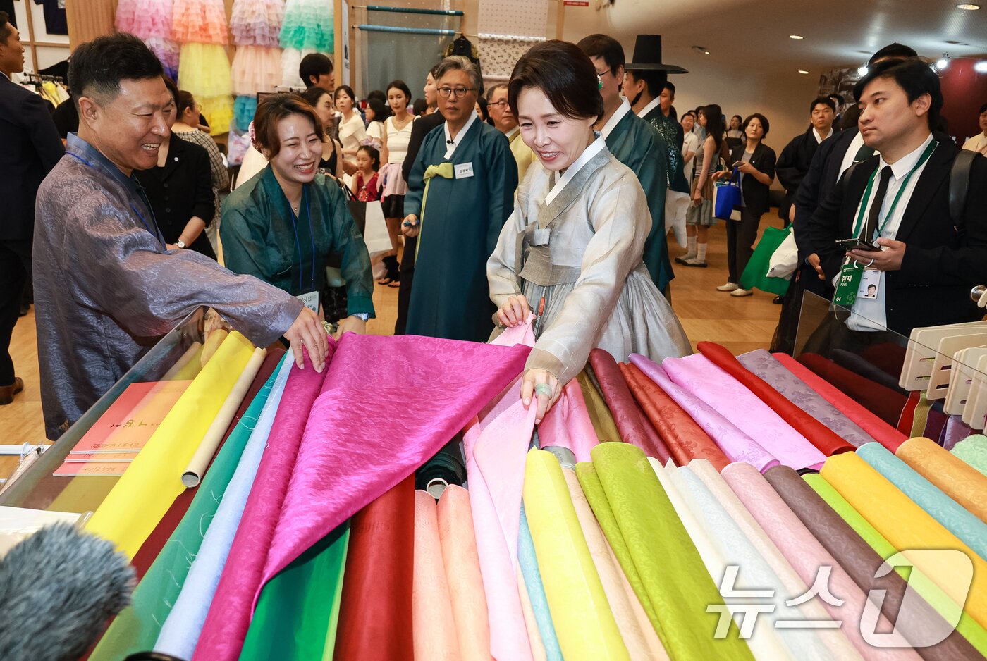 본문 이미지 - 김혜경 여사가 14일 서울 동대문디자인플라자(DDP)에서 열린 2026 한복상점 전시회를 찾아 전시 부스를 살펴보고 있다. (청와대통신사진기자단) 2026.8.14 ⓒ 뉴스1 이재명 기자