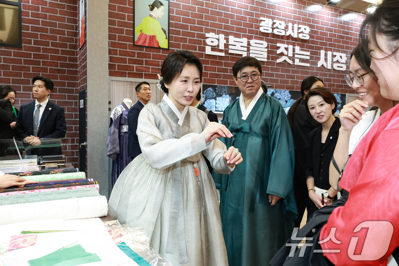 (서울=뉴스1) 이재명 기자 = 김혜경 여사가 14일 서울 동대문디자인플라자(DDP)에서 열린 2026 한복상점 전시회에서 한복을 입은 시민들과 대화하고 있다. (청와대통신사진기자 …
