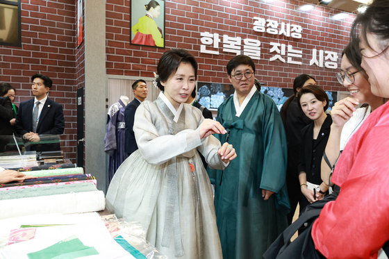 김혜경 여사, 한복상점 방문…"한복, 일상에서 즐기는 문화 되길"