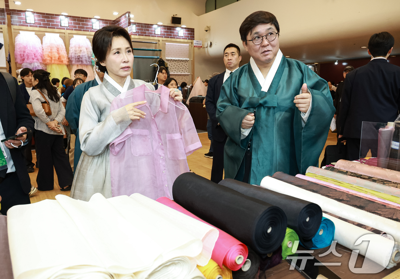 (서울=뉴스1) 이재명 기자 = 김혜경 여사가 14일 서울 동대문디자인플라자(DDP)에서 열린 2026 한복상점 전시회를 찾아 전시 부스를 살펴보고 있다. (청와대통신사진기자단) …
