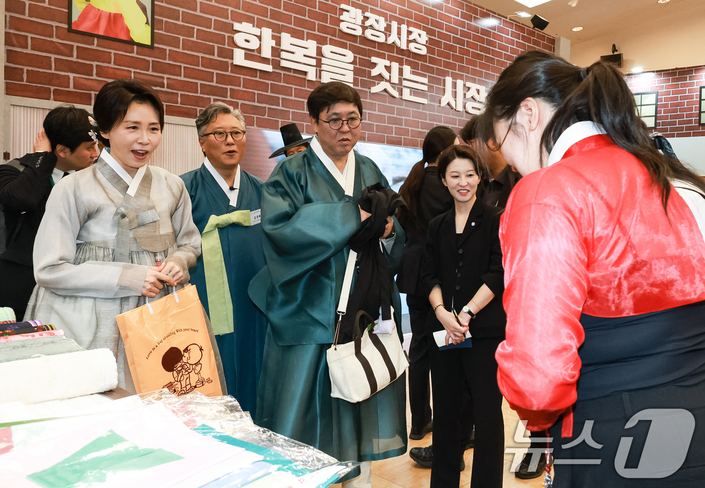 (서울=뉴스1) 이재명 기자 = 김혜경 여사가 14일 서울 동대문디자인플라자(DDP)에서 열린 2026 한복상점 전시회에서 한복을 입은 시민들과 대화하고 있다. (청와대통신사진기자 …