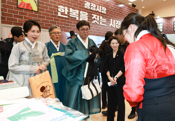 한복 입은 시민들과 대화하는 김혜경 여사
