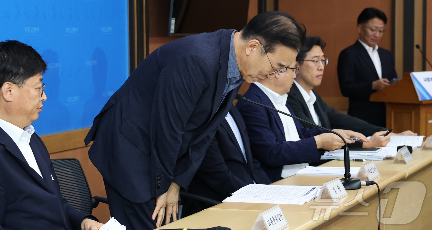 (세종=뉴스1) 김기남 기자 = 김윤덕 국토교통부 장관이 14일 세종시 정부세종청사 국토부 기자실에서 열린 취임 1주년 기자간담회에 앞서 인사하고 있다. 2026.8.14/뉴스1