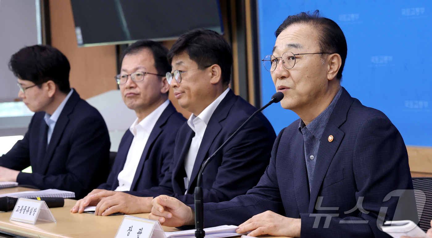 (세종=뉴스1) 김기남 기자 = 김윤덕 국토교통부 장관이 14일 세종시 정부세종청사 국토부 기자실에서 열린 취임 1주년 기자간담회에서 발언하고 있다. 2026.8.14/뉴스1