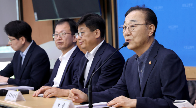 취임 1주년 기자간담회 발언하는 김윤덕 국토부 장관