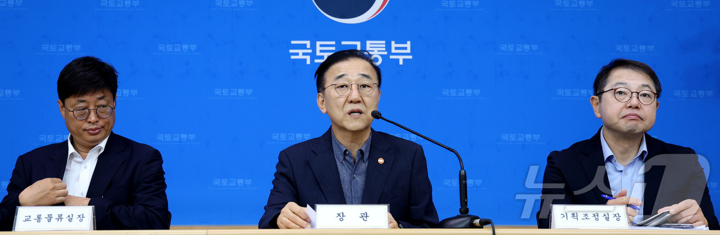 (세종=뉴스1) 김기남 기자 = 김윤덕 국토교통부 장관이 14일 세종시 정부세종청사 국토부 기자실에서 열린 취임 1주년 기자간담회에서 발언하고 있다. 2026.8.14/뉴스1