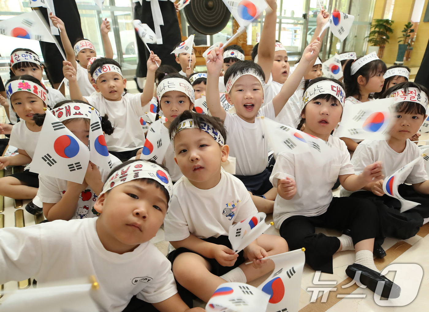 (대구=뉴스1) 공정식 기자 = 81주년 광복절을 하루 앞둔 14일 대구 달성군청에서 '빛을 잇다'를 주제로 열린 광복절 기념행사에 참가한 달성군 화원권역 10개 국공립 어린이집 …