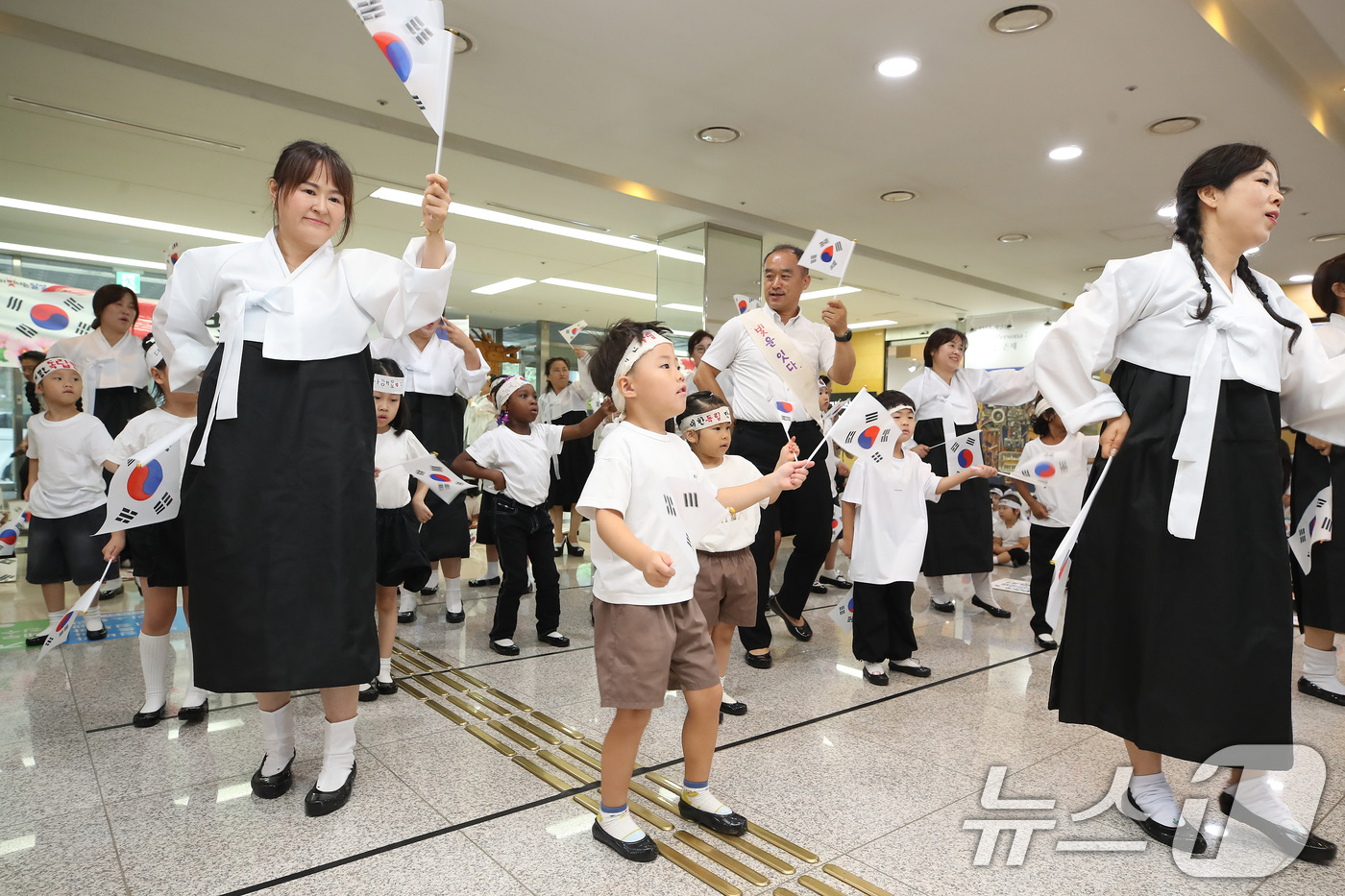 (대구=뉴스1) 공정식 기자 = 81주년 광복절을 하루 앞둔 14일 대구 달성군청에서 '빛을 잇다'를 주제로 열린 광복절 기념행사에 참가한 달성군 화원권역 10개 국공립 어린이집 …