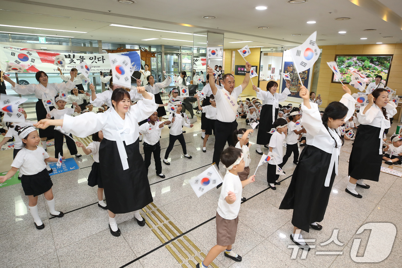 (대구=뉴스1) 공정식 기자 = 81주년 광복절을 하루 앞둔 14일 대구 달성군청에서 '빛을 잇다'를 주제로 열린 광복절 기념행사에 참가한 달성군 화원권역 10개 국공립 어린이집 …