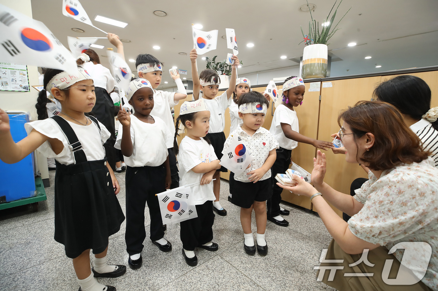 (대구=뉴스1) 공정식 기자 = 81주년 광복절을 하루 앞둔 14일 대구 달성군청에서 '빛을 잇다'를 주제로 열린 광복절 기념행사에 참가한 달성군 화원권역 10개 국공립 어린이집 …