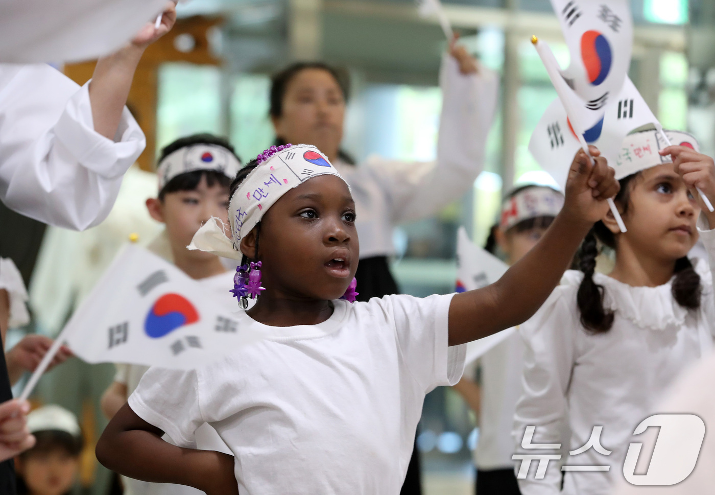 (대구=뉴스1) 공정식 기자 = 81주년 광복절을 하루 앞둔 14일 대구 달성군청에서 '빛을 잇다'를 주제로 열린 광복절 기념행사에 참가한 달성군 화원권역 10개 국공립 어린이집 …