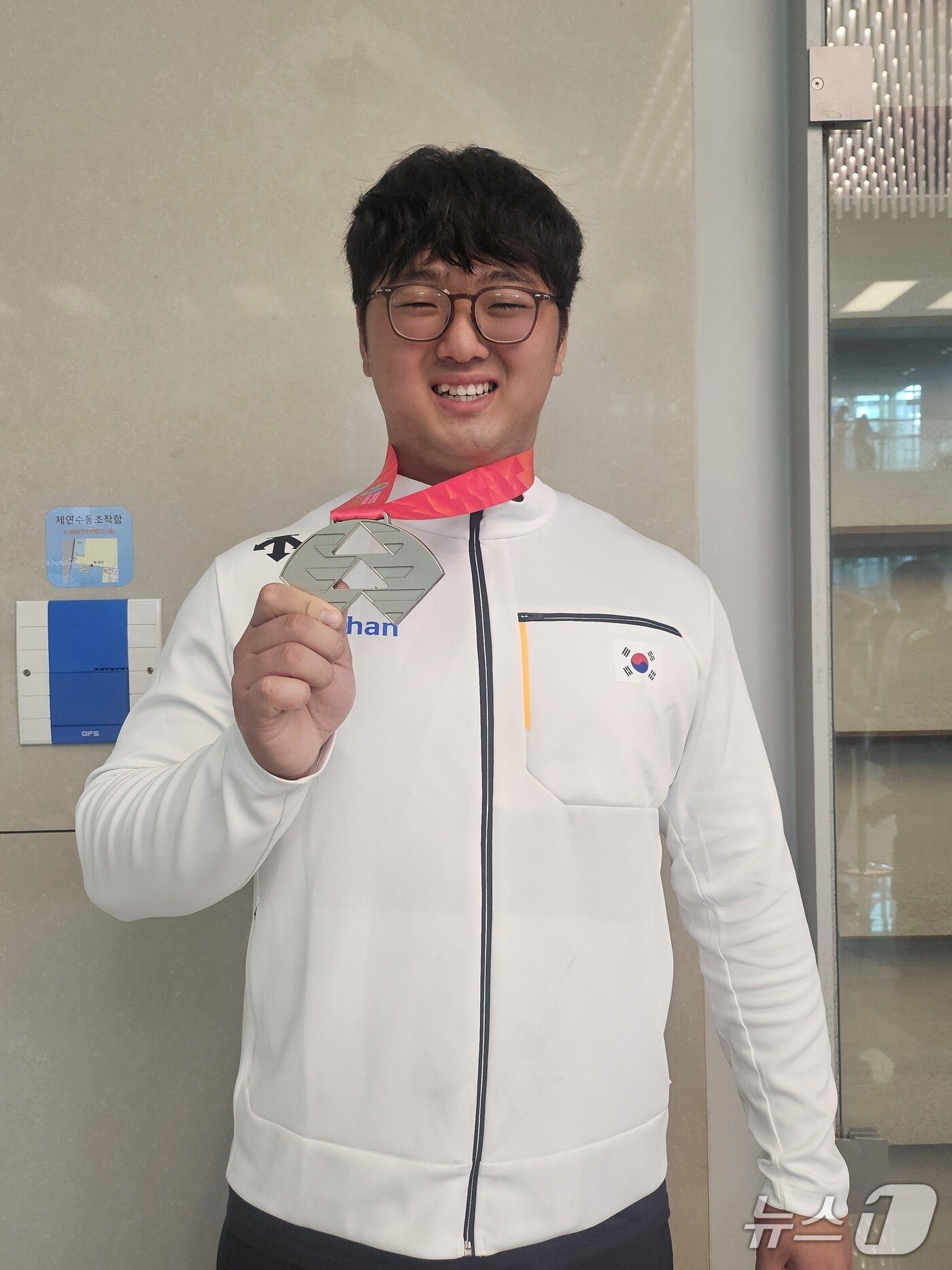 본문 이미지 - 박시훈이 11일 인천국제공항에서 뉴스1과 만나 U-20 세계선수권 은메달을 들어보이고 있다. ⓒ News1 권혁준 기자