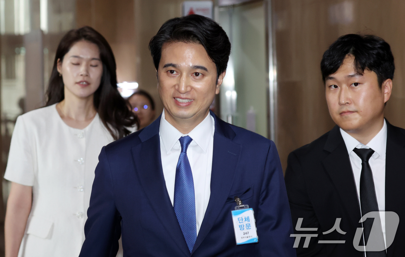 (서울=뉴스1) 김명섭 기자 = 추형욱 SK이노베이션 대표이사가 14일 오후 서울 종로구 세종대로 정부서울청사에서 마이크로소프트(MS)·테라파워 창업자인 빌 게이츠 게이츠 재단 이 …