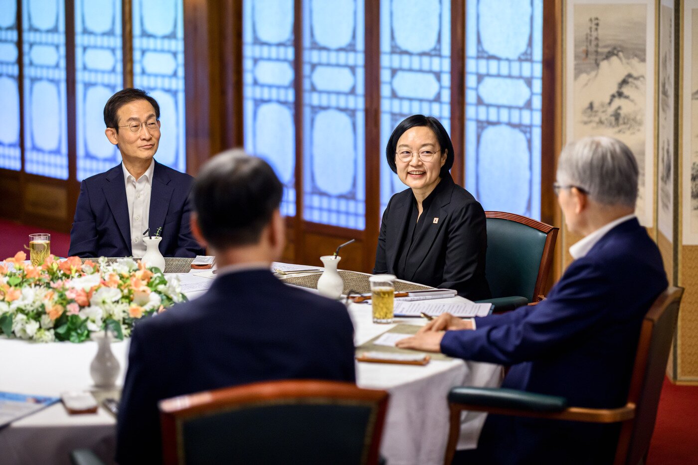 본문 이미지 -  한성숙 국무총리가 14일 삼청동 국무총리 공관에서 김호철 감사원장 등과 오찬을 함께하며 적극행정 활성화를 위한 협력 방안을 논의했다.(국무총리실 제공. 재판매 및 DB금지).2026.08.14.ⓒ 뉴스1