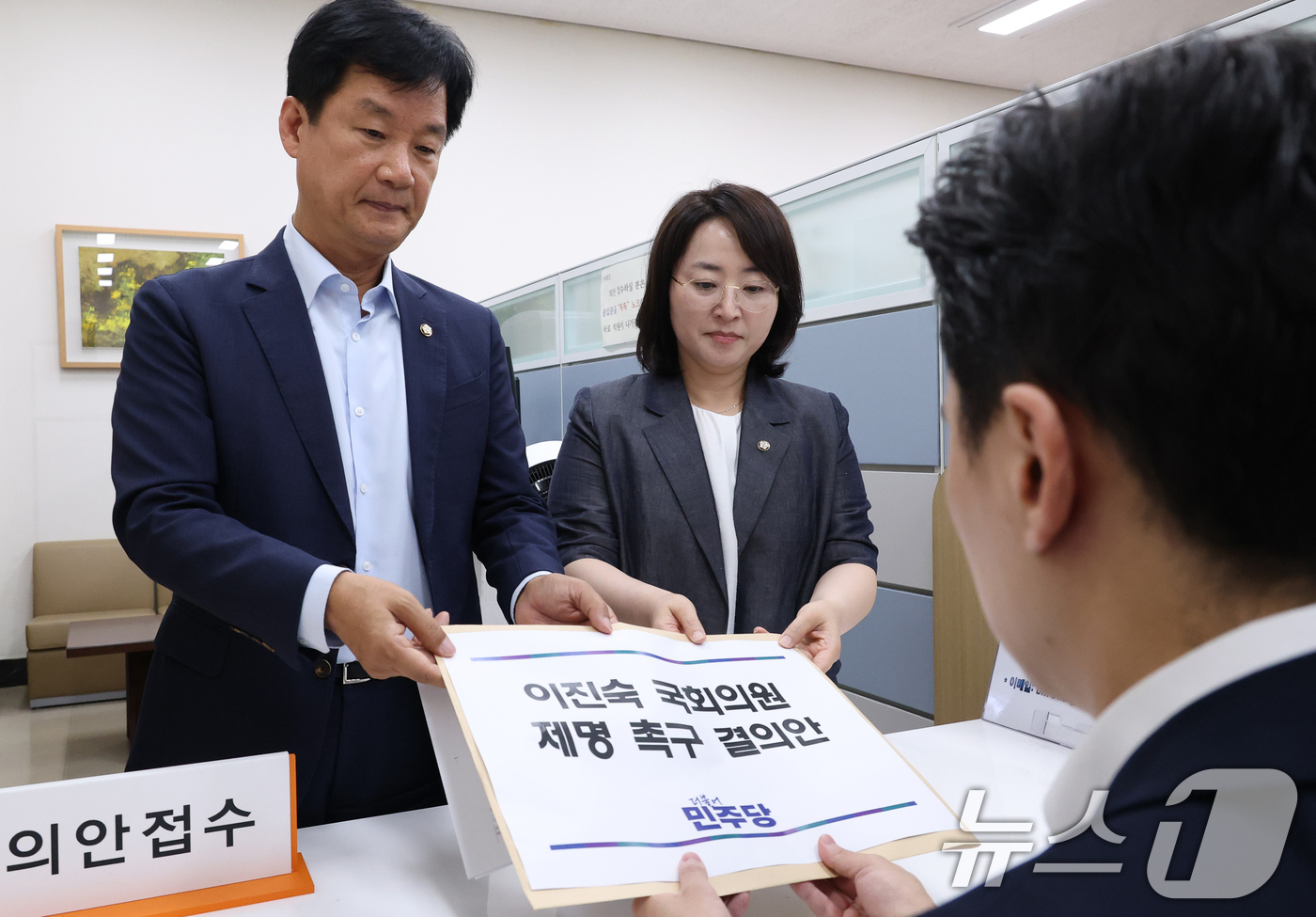 (서울=뉴스1) 유승관 기자 = 더불어민주당 박균택 원내부대표와 이주희 원내대변인이 14일 서울 여의도 국회 의안과에 ‘5·18 민주화운동 왜곡·폄훼’ 논란 관련 이진숙 국민의힘 …