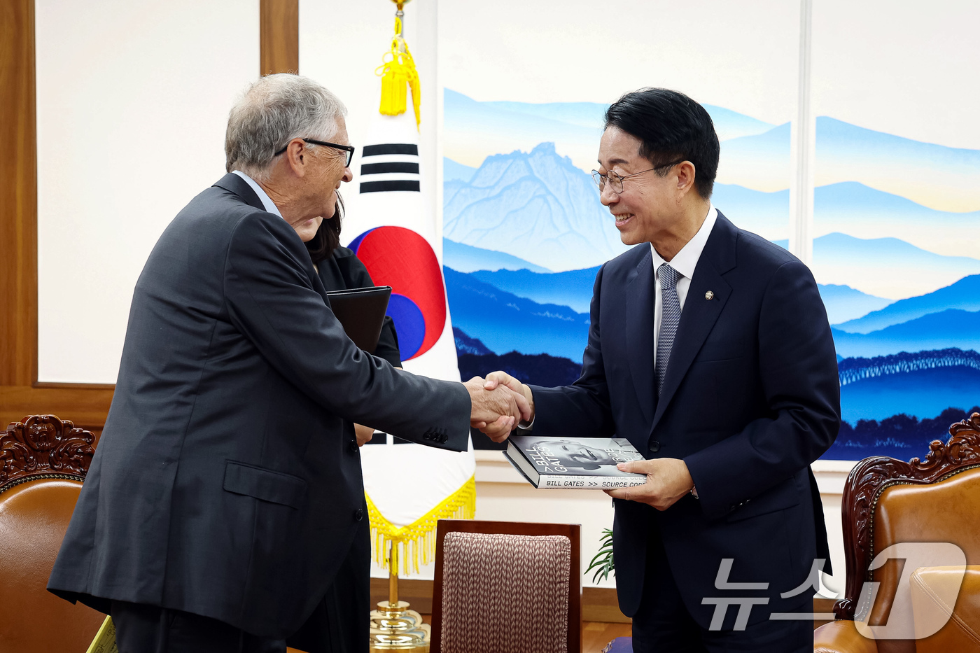 (서울=뉴스1) 유승관 기자 = 조정식 국회의장이 14일 서울 여의도 국회에서 마이크로소프트(MS)·테라파워 창업자인 빌 게이츠 게이츠 재단 이사장을 접견, 빌 게이츠 이사장의 회 …