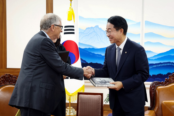 빌 게이츠 이사장 첫 회고록 선물 받은 조정식 국회의장