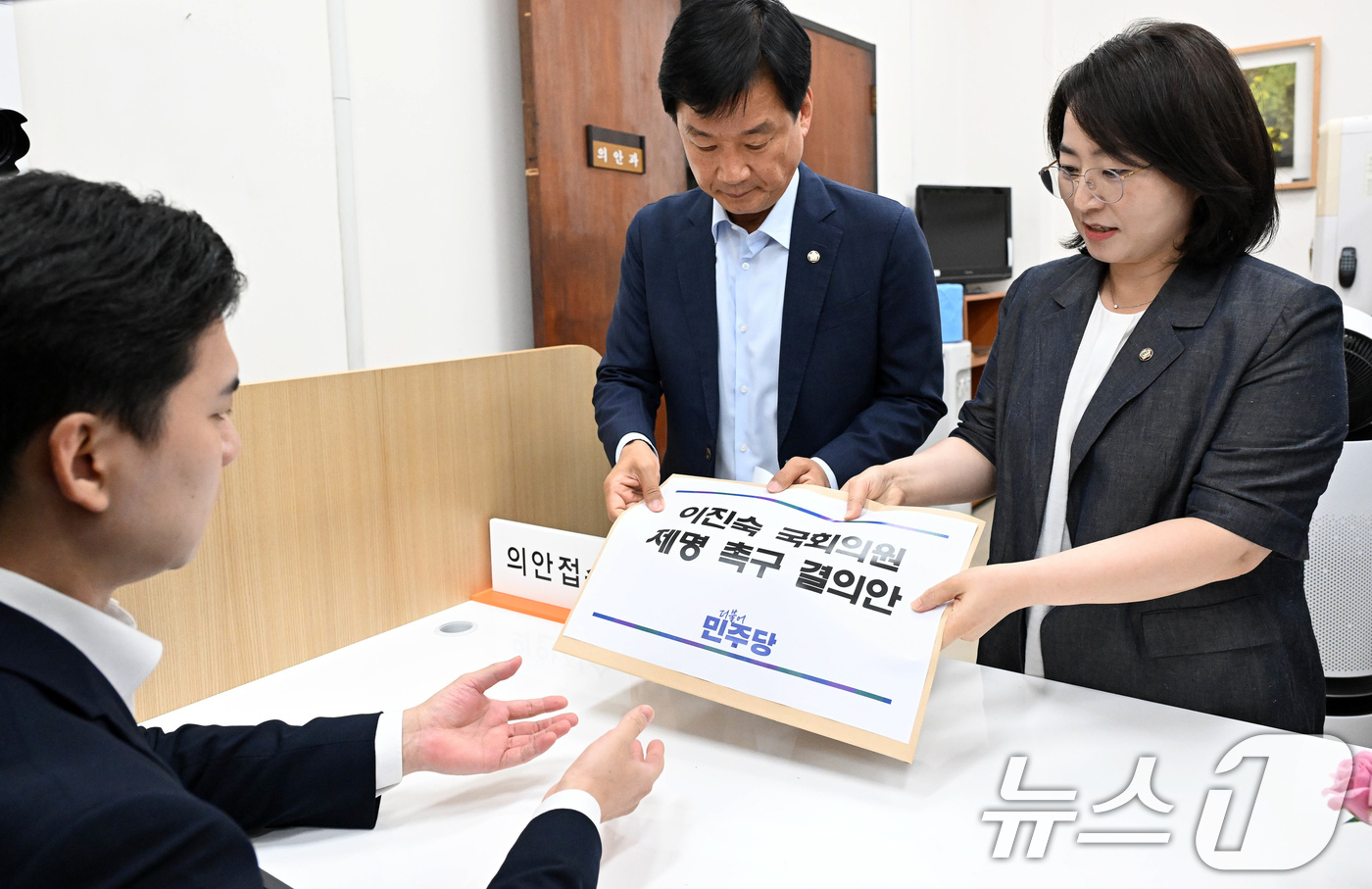 (서울=뉴스1) 유승관 기자 = 박균택 더불어민주당 원내부대표와 이주희 원내대변인이 14일 서울 여의도 국회 의안과에 ‘5·18 민주화운동 왜곡·폄훼’ 논란 관련 이진숙 국민의힘 …