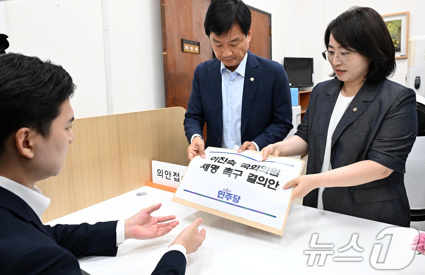 본문 이미지 - 박균택 더불어민주당 원내부대표와 이주희 원내대변인이 14일 서울 여의도 국회 의안과에 ‘5·18 민주화운동 왜곡·폄훼’ 논란 관련 이진숙 국민의힘 의원 제명 촉구 결의안을 제출하고 있다. (공동취재) 2026.8.14 ⓒ 뉴스1 유승관 기자