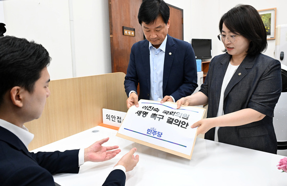 '5·18 민주화운동 왜곡·폄훼' 이진숙 의원 제명 촉구 결의안 제출하는 민주당