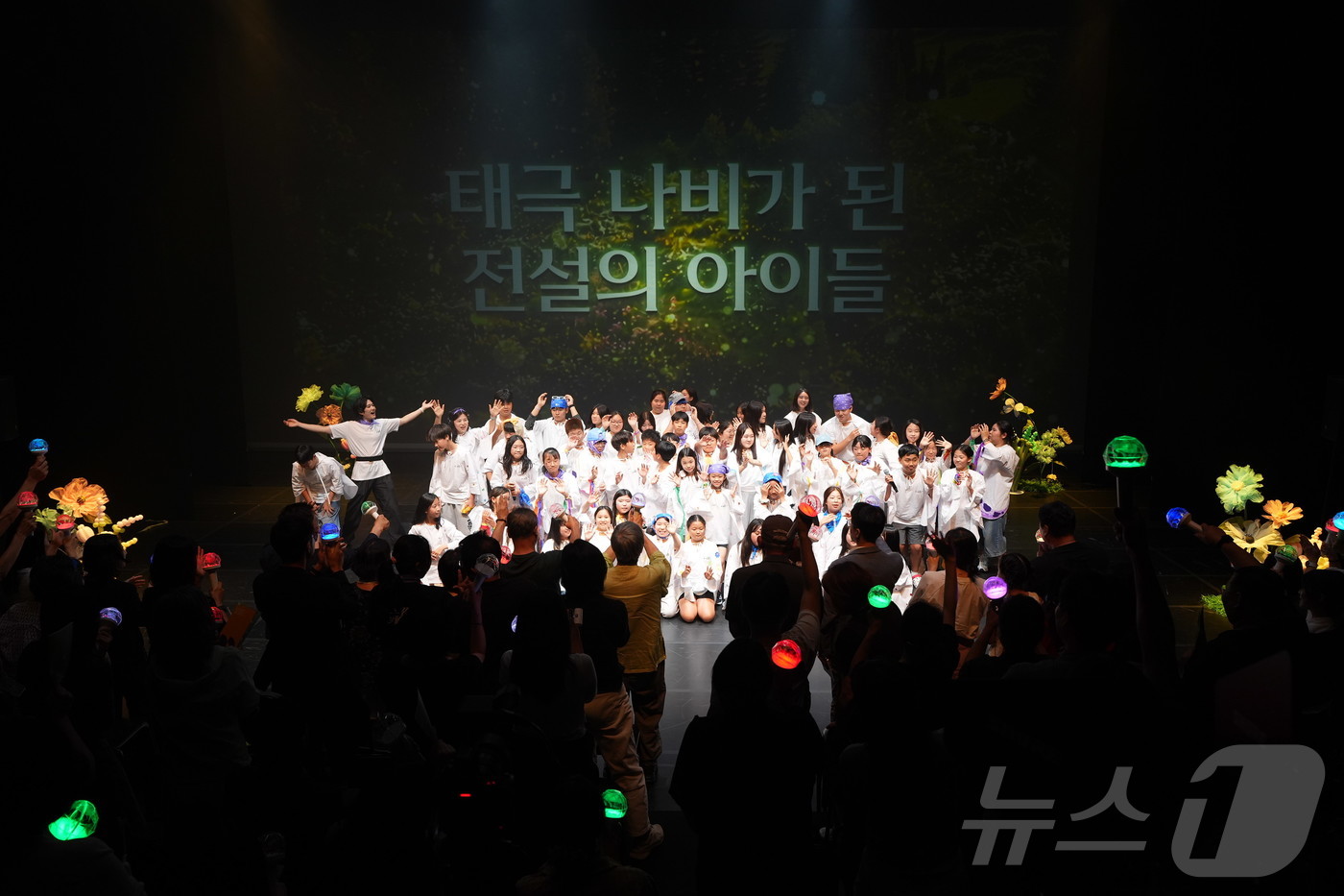 (서울=뉴스1) = 문화체육관광부와 한국문화예술교육진흥원이 지난 13일 경남 밀양아리랑아트센터 대공연장에서 2026 꿈의 예술단 합동캠프 ‘꿈의 페스티벌’(밀양) 합동공연 ‘태극나 …