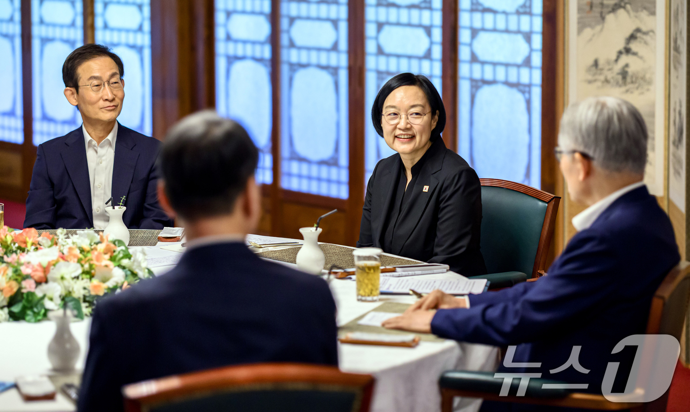 (서울=뉴스1) 김명섭 기자 = 한성숙 국무총리가 14일 서울 종로구 국무총리 서울공관에서 김호철 감사원장, 최동석 인사혁신처장과 적극행정 관련 오찬 간담회를 하고 있다. (국무총 …