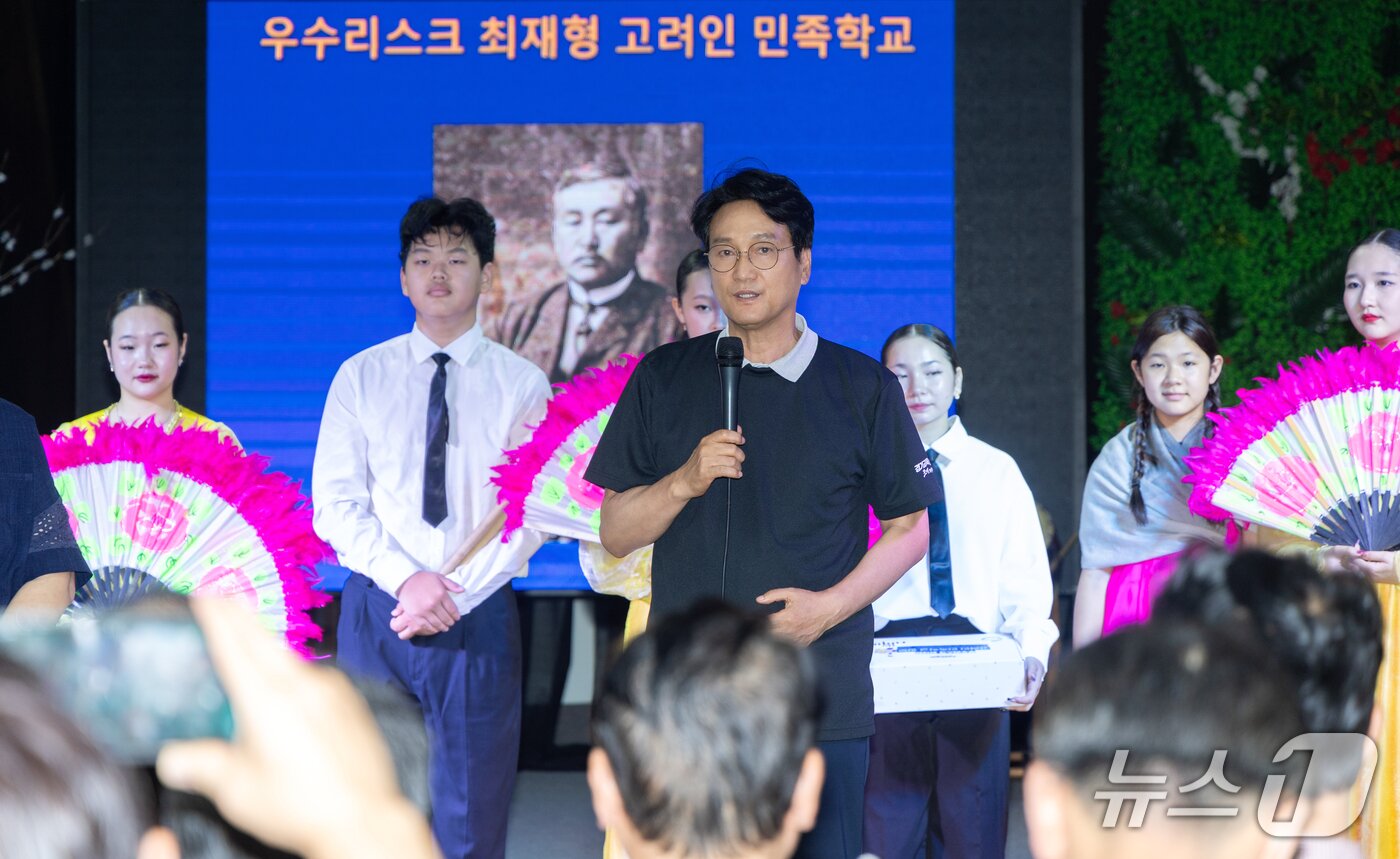 본문 이미지 -  안민석 경기교육감이 러시아 연해주 우수리스크 최재형 고려인 민족학교를 찾아 학생들 앞에서 인사말을 하고 있다. (경기도교육청 제공)