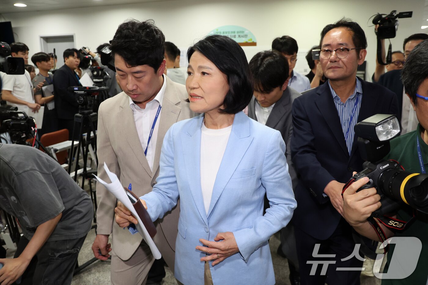 본문 이미지 - 이진숙 국민의힘 의원이 14일 오후 서울 여의도 국회 소통관에서 5·18 민주화운동 관련 기자회견을 마치고 회견장을 나서고 있다. 2026.8.14 ⓒ 뉴스1 황기선 기자