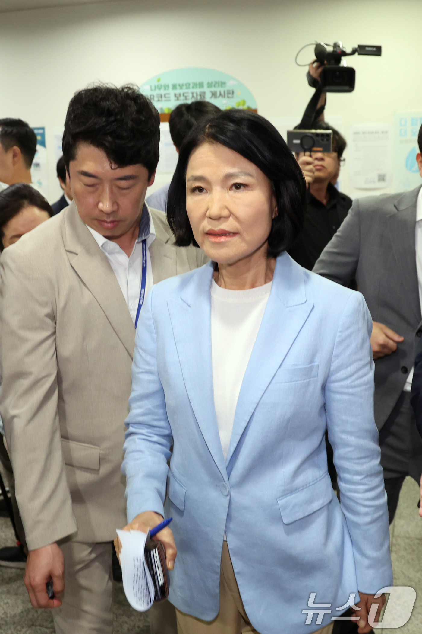 (서울=뉴스1) 황기선 기자 = 이진숙 국민의힘 의원이 14일 오후 서울 여의도 국회 소통관에서 5·18 민주화운동 관련 기자회견을 마치고 회견장을 나서고 있다.이날 이 의원은 기 …