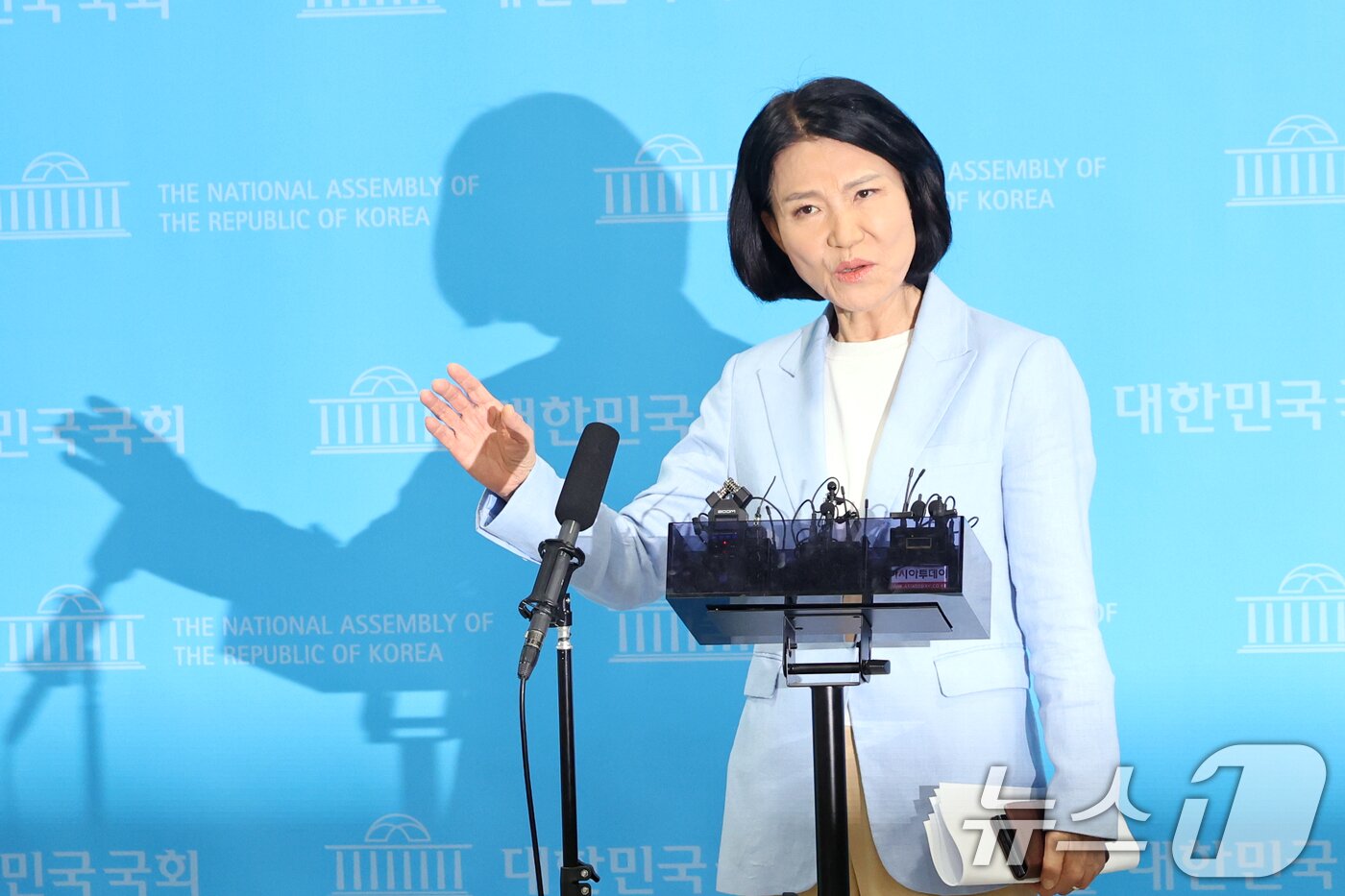 본문 이미지 - 이진숙 국민의힘 의원이 14일 오후 서울 여의도 국회 소통관에서 5·18 민주화운동 관련 기자회견을 마치고 입장을 밝히고 있다. 이날 이 의원은 기자회견을 마친 후 취재진 질문을 받지 않고 회견장을 나섰다. 2026.8.14 ⓒ 뉴스1 황기선 기자