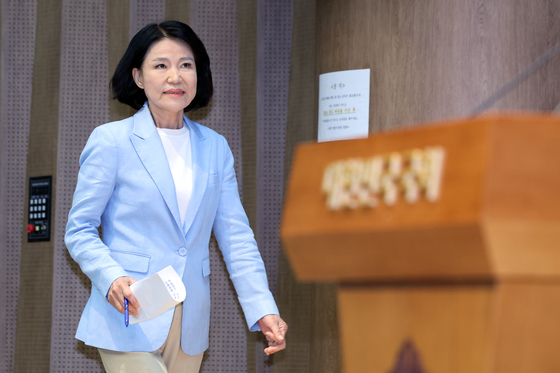기자회견 위해 이동하는 이진숙 의원